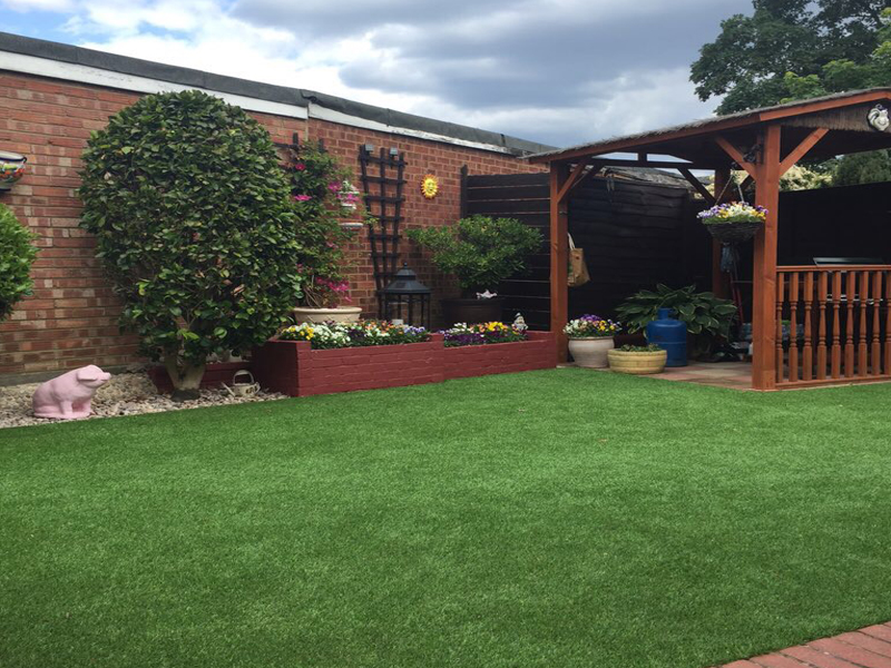 Customer wanted a low maintenance garden with artificial grass. We delivered by creating a beautifull space to the customers budget